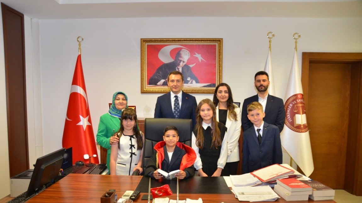 KOLTUKLAR ÇOCUKLARA EMANET!